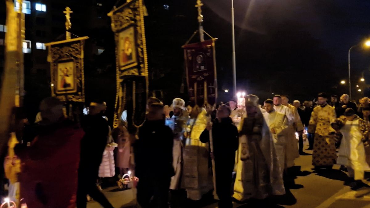 Tisíce lidí, košíky a svíčky. Půlnoční Brno vidělo pravoslavnou oslavu Velikonoc